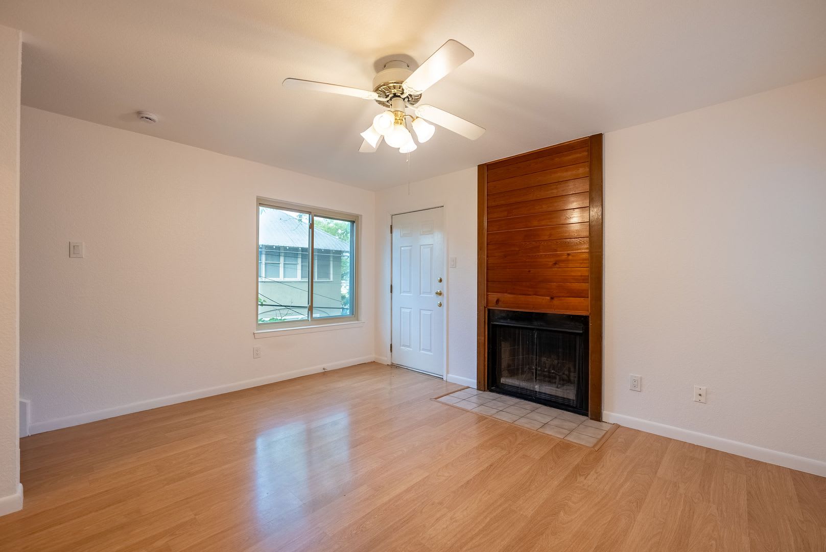 Beautiful 2 Bedrooms, 1.5 BathroomS home in Gateway Condominiums!!! – photo 4