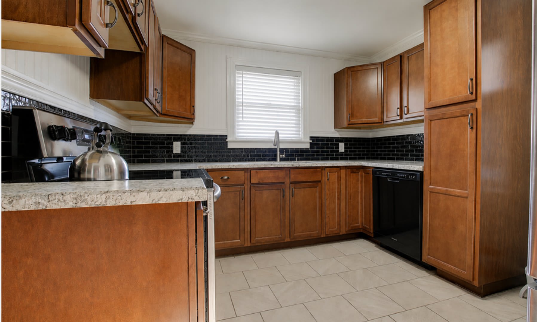 1665 Valley Road/ New photos coming soon – photo 2