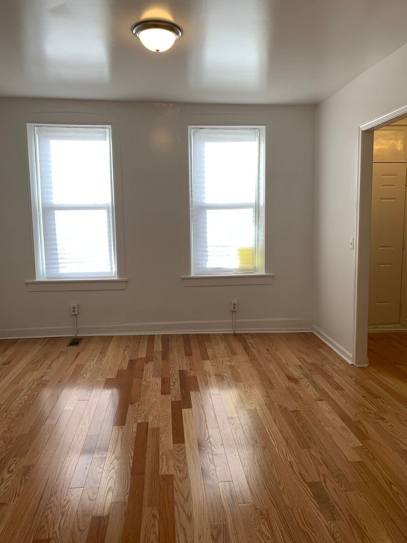 Spacious 4 Bedroom 2 Bath House with Central AC – photo 4