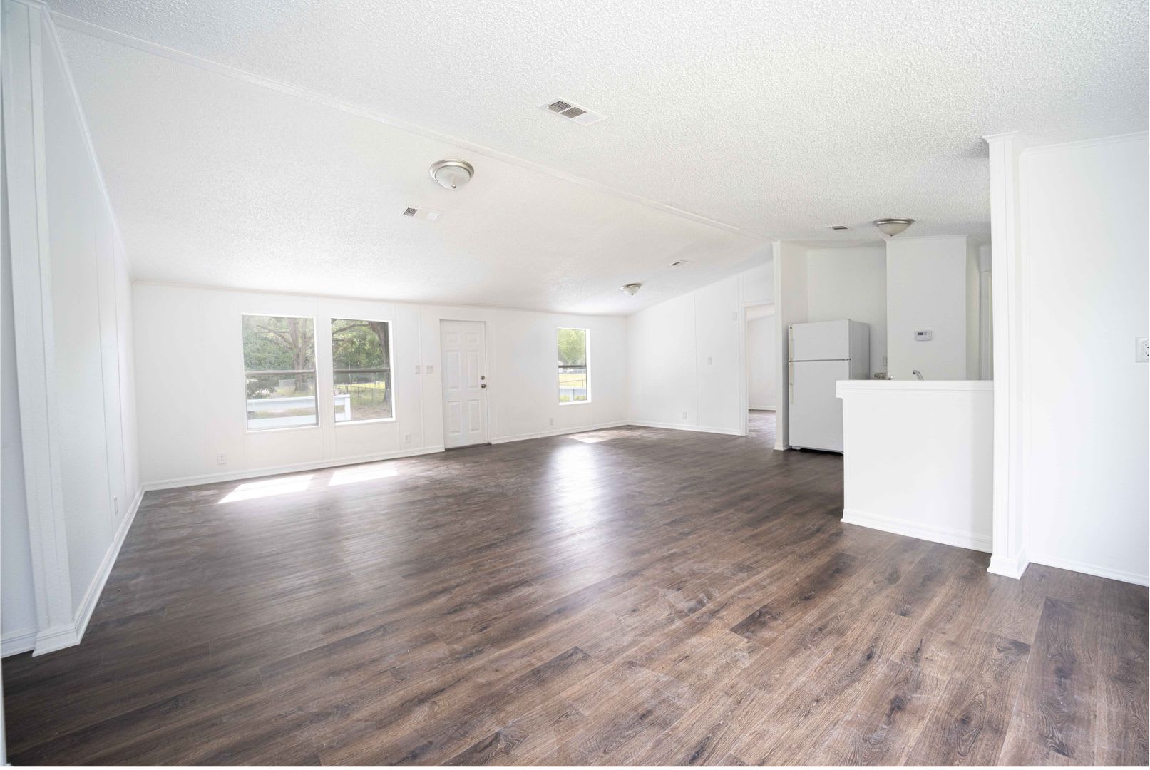 3BR/2BA Renovated Mobile Home in Coleman – photo 2