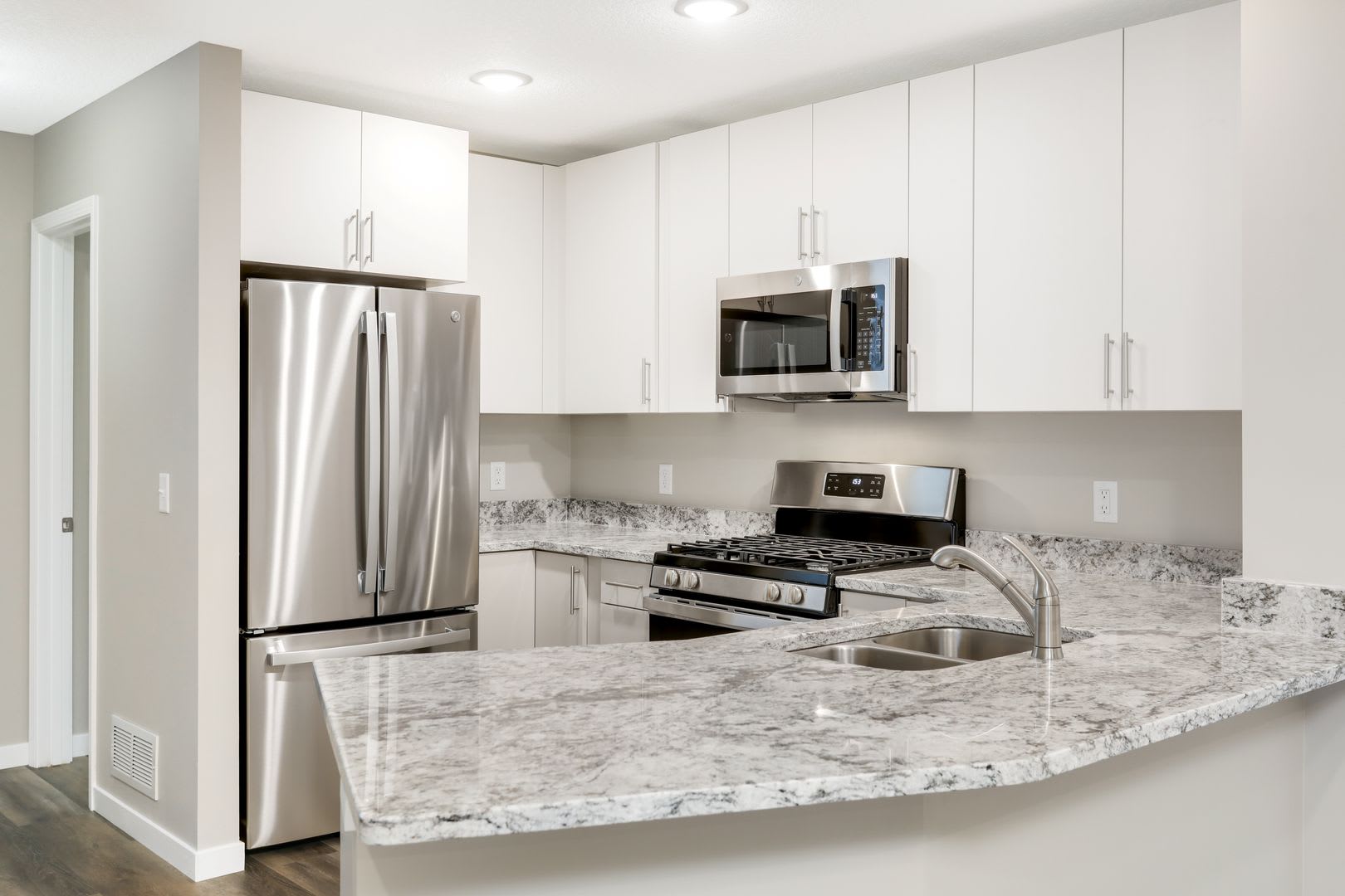 like new, 3bd 3ba townhome available 9.01 – photo 1