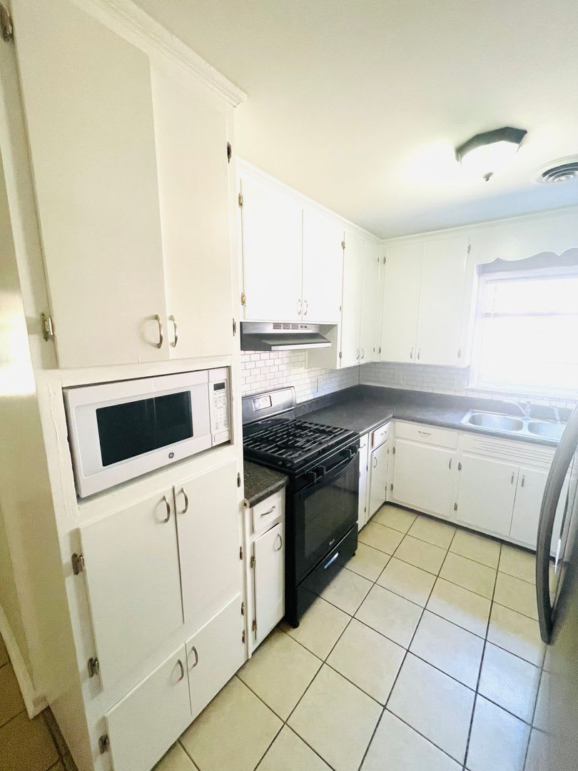 3 Bed 2 Bath Located Forest Hills To Schedule A Self Showing – photo 5