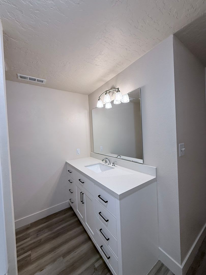 Just Like New! 2 Bedroom Condo! – photo 3