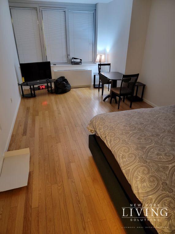 4540 Center Boulevard – photo 1