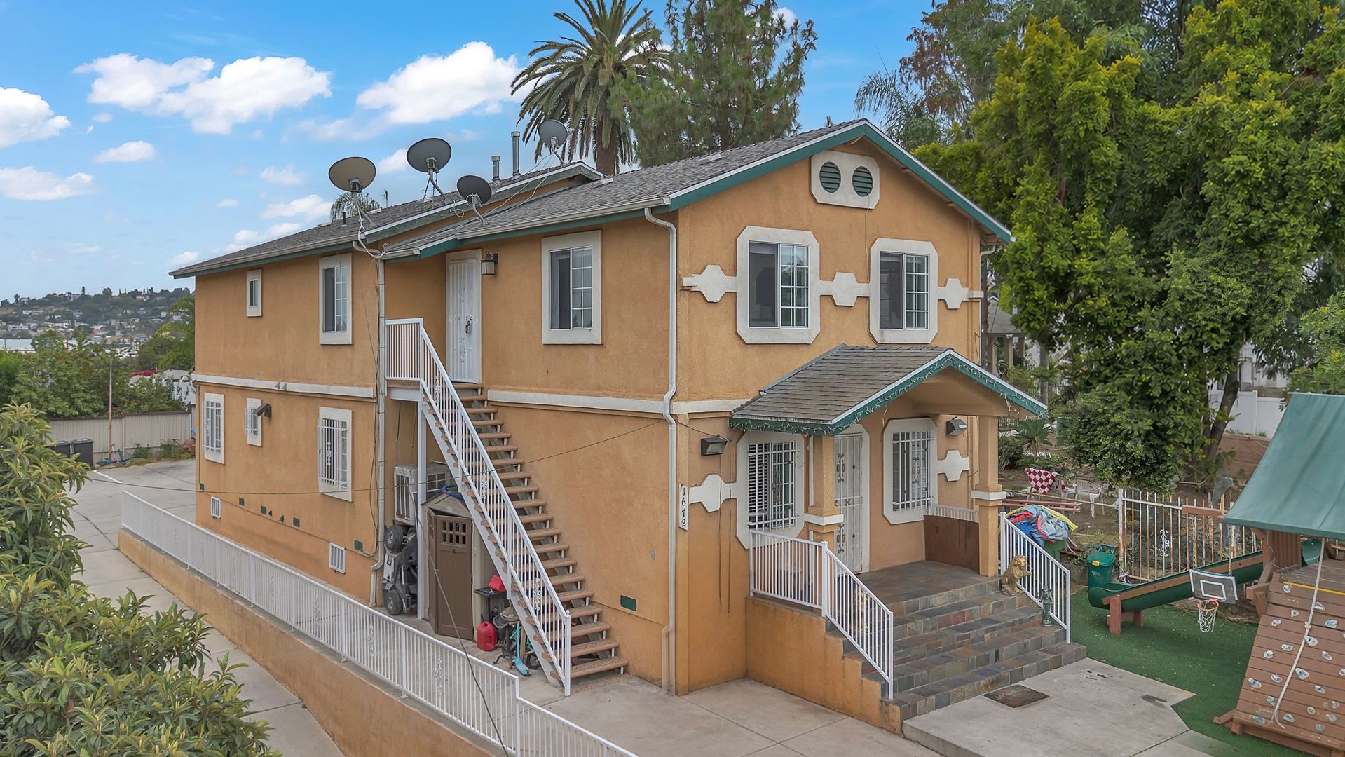 Upper Level Unit Available Spacious 4 Bedroom Home With Private Entrance – photo 1