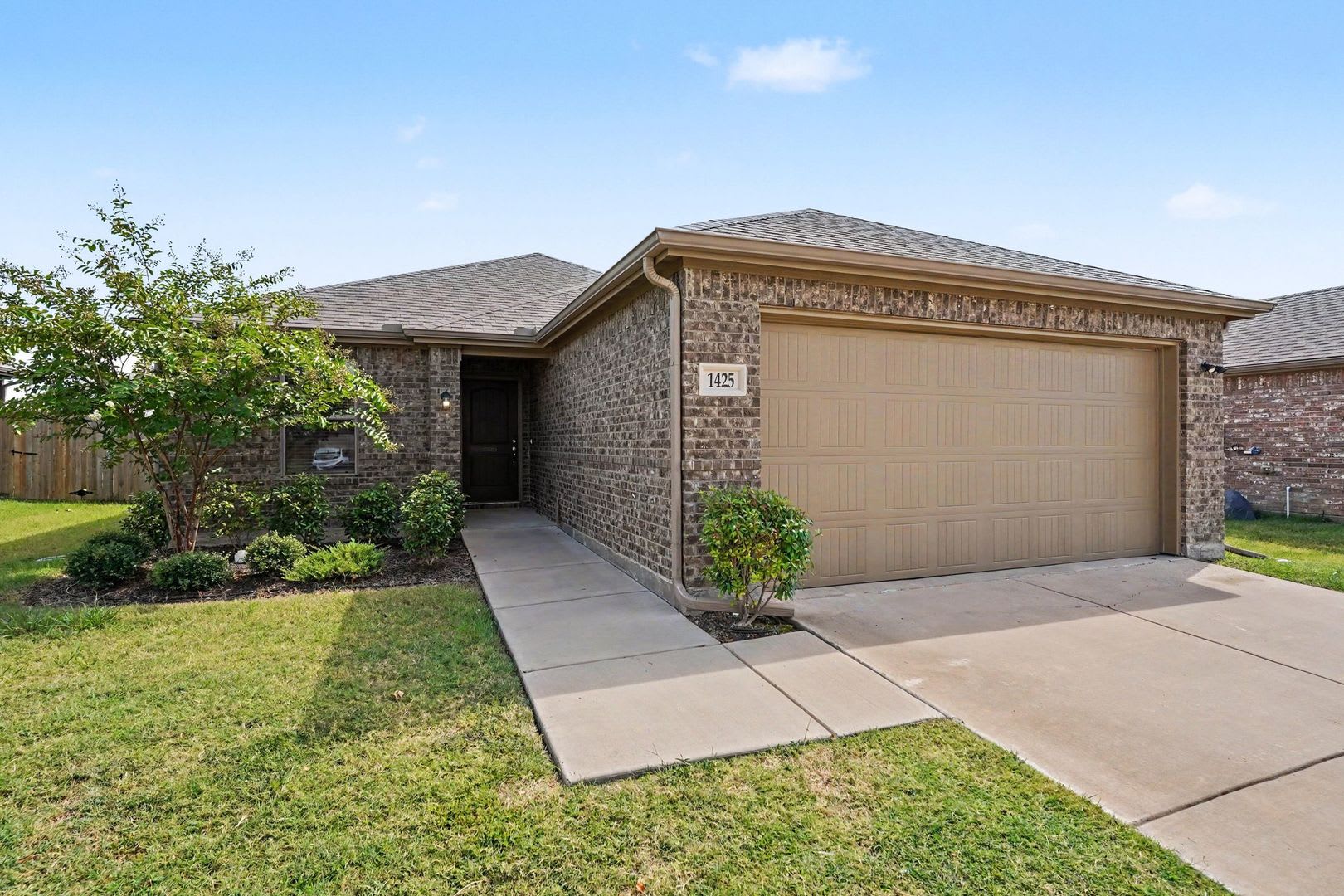 Welcome To 1425 Waverley Dr In Greenville This Inviting Home Offers Comfortable Living With A Functional Layout Designed For Everyday Convenience And Entertaining – photo 3