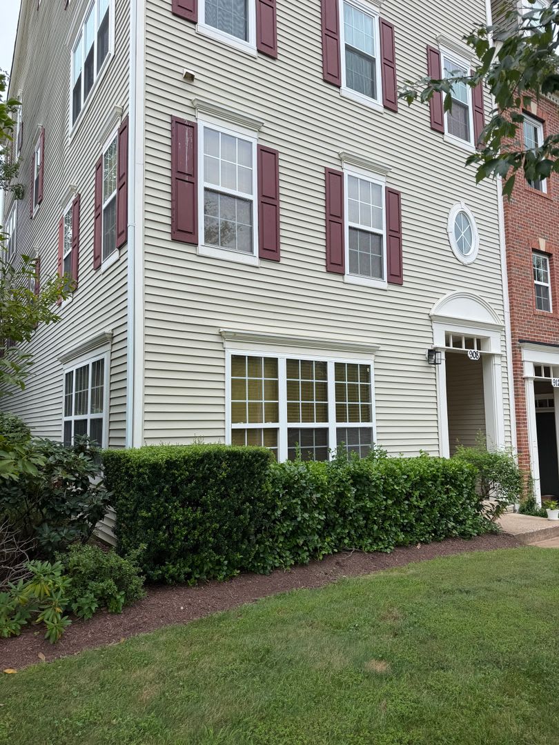 END UNIT TWO LEVEL CONDO WITH 1 CAR GARAGE, CLOSE TO KENTLANDS, DOWNTOWN CROWN AND METRO – photo 2
