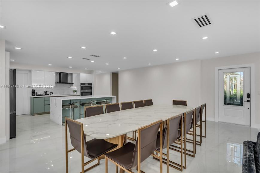 1045 Hollywood Blvd – photo 2