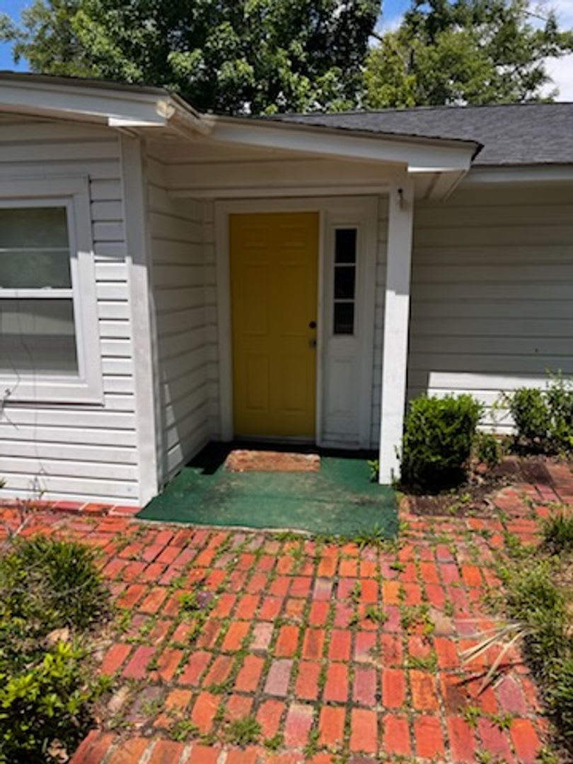 Classic 3/2 in Marianna w/ Lawn Maintenance & Pest Control Included – photo 3
