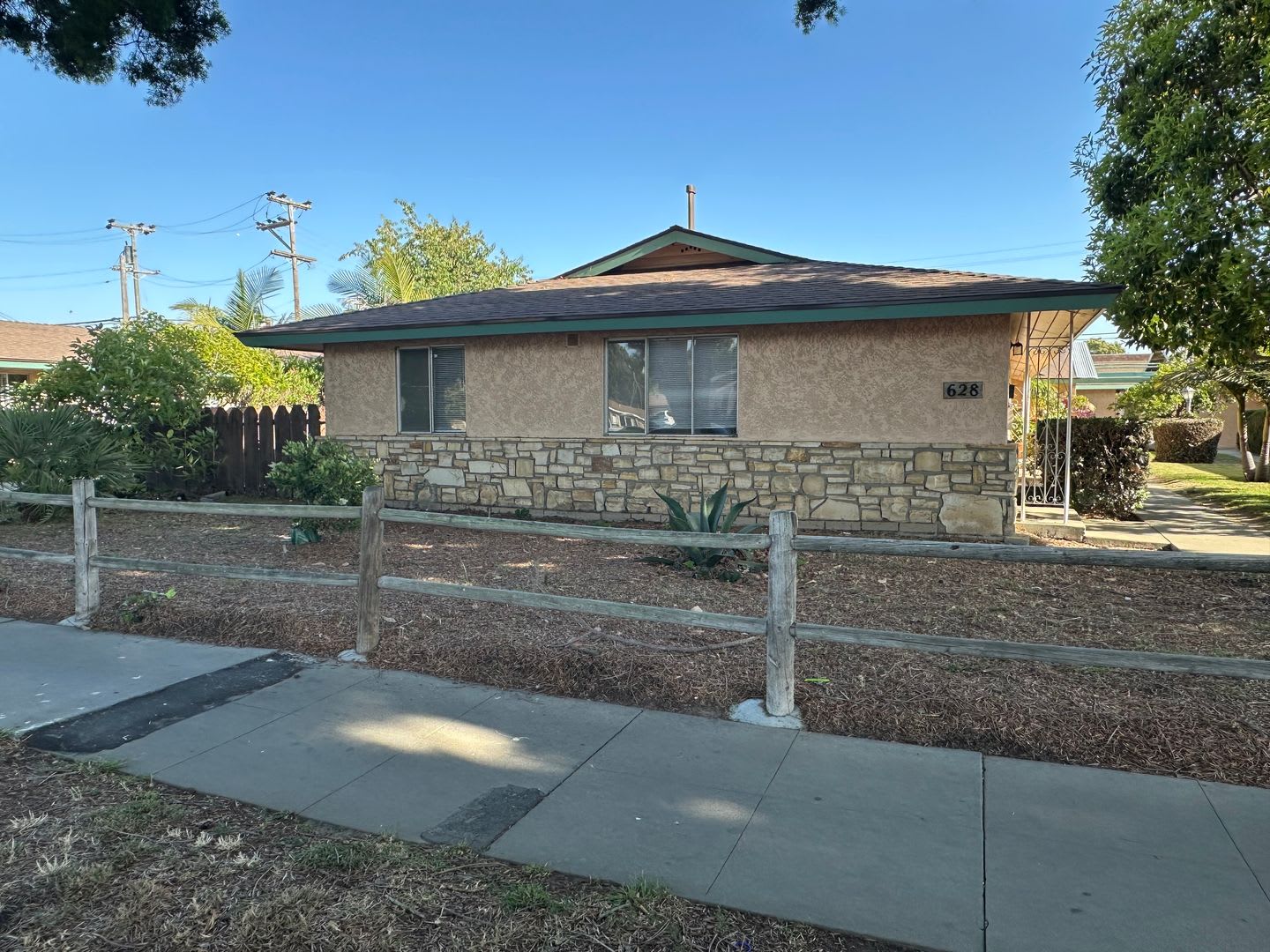 Cute 2 Bd 1Ba Unit In Quiet 14 Unit Apartment Complex – photo 2