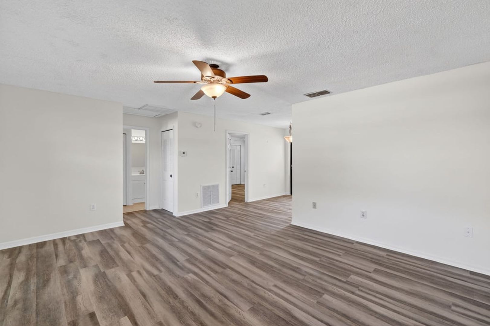 Charming 55+ 2-Bedroom Condo with Community Pool in Tavares – photo 5