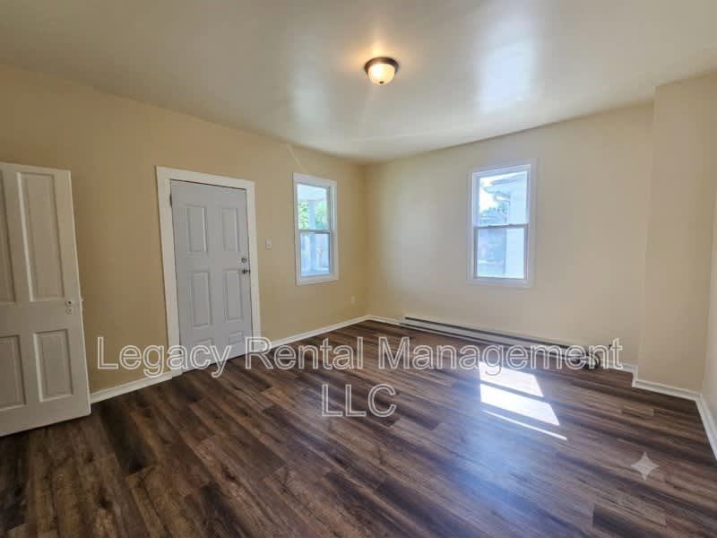 327 East Locust Street – photo 5