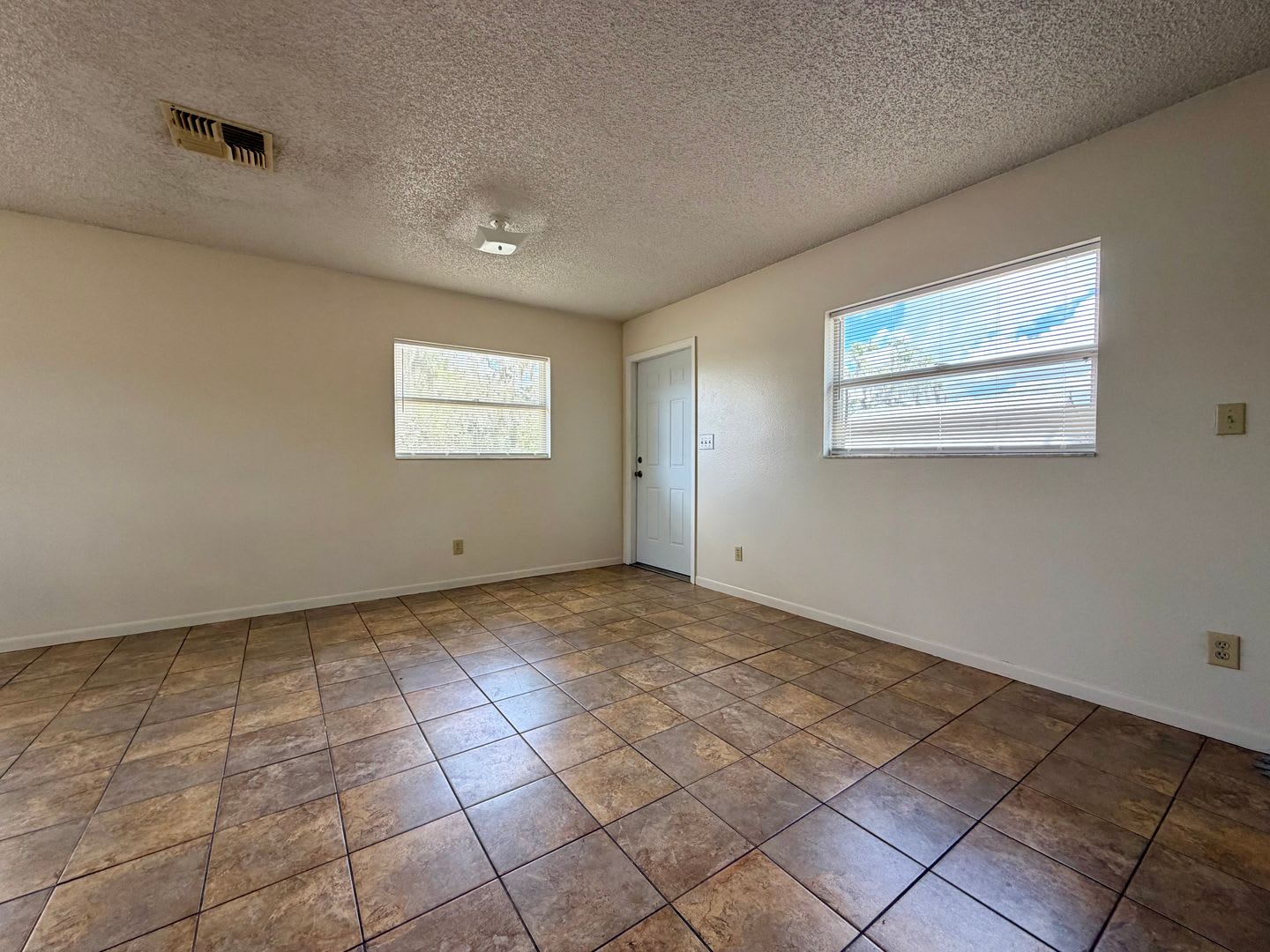 Adorable 2 bed/1 bath second floor apartment! – photo 5