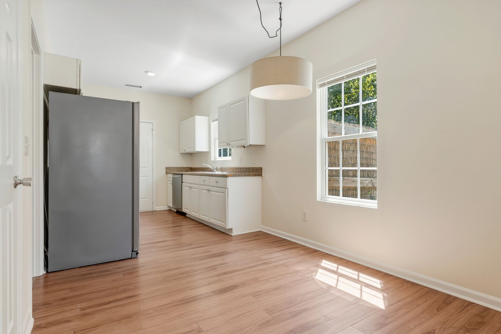 4 Bedroom unit near downtown! Fenced in patio/yard! – photo 5