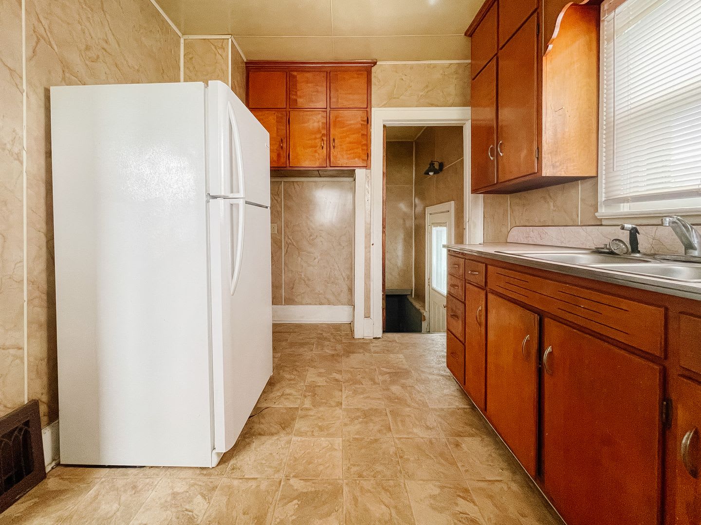 For Rent 1317 W Memorial Dr Pet Friendly With Fenced In Back Yard 2 Bedroom 1 Bath In The Heart Of Downtown Muncie Garage And Back Porch – photo 3
