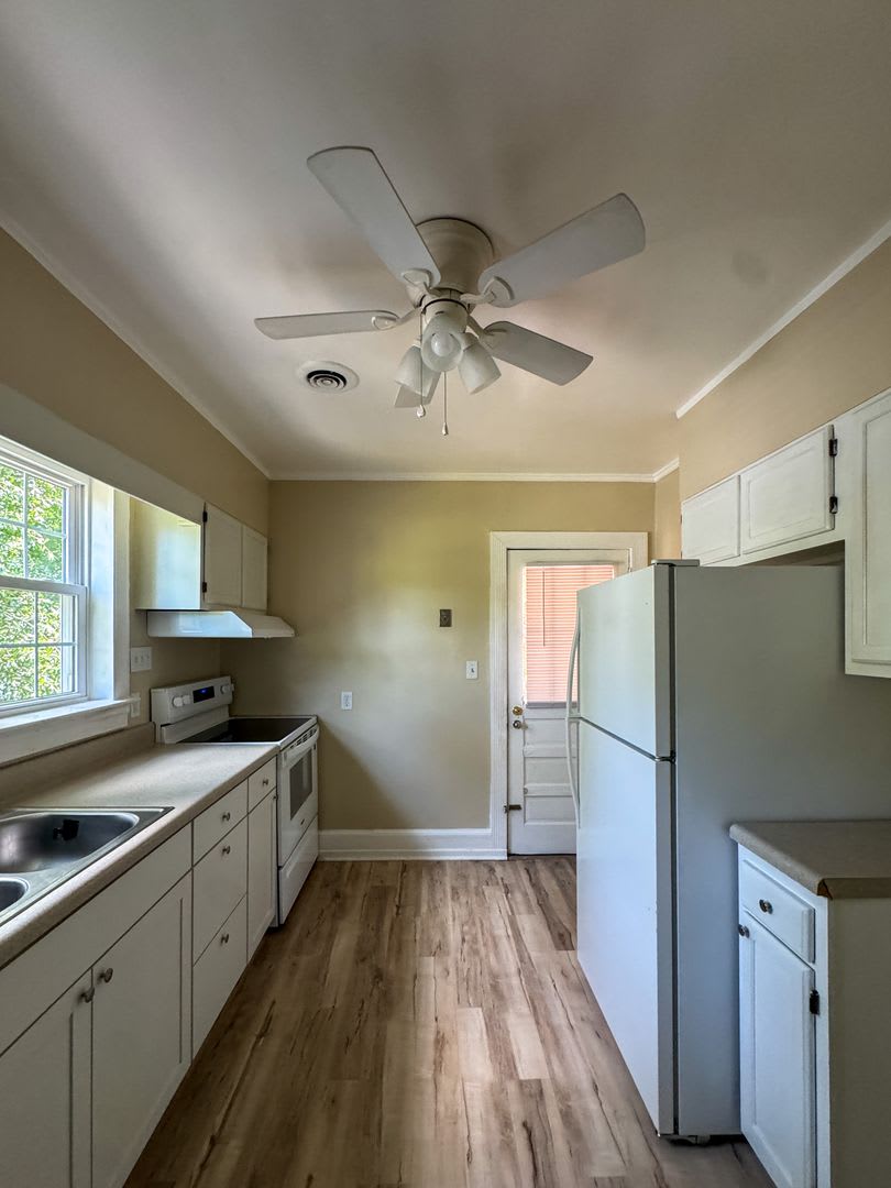 Charming 2 Bed 1 Bath Duplex In Haymount – photo 2