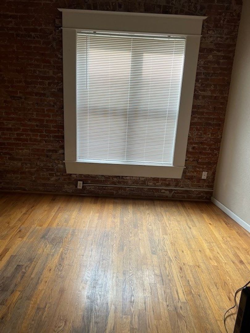 Large windows and exposed brick wall – photo 5