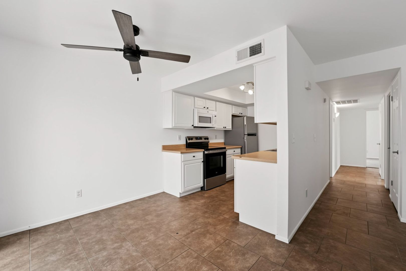 Well-Maintained 3-Bedroom Home Close to Shopping, Dining & Freeways! – photo 5