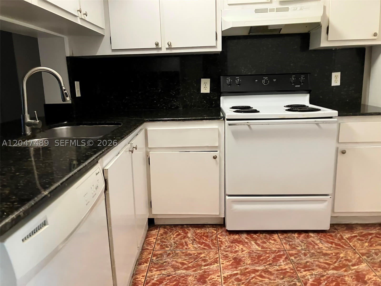 204 Lake Pointe Dr – photo 4