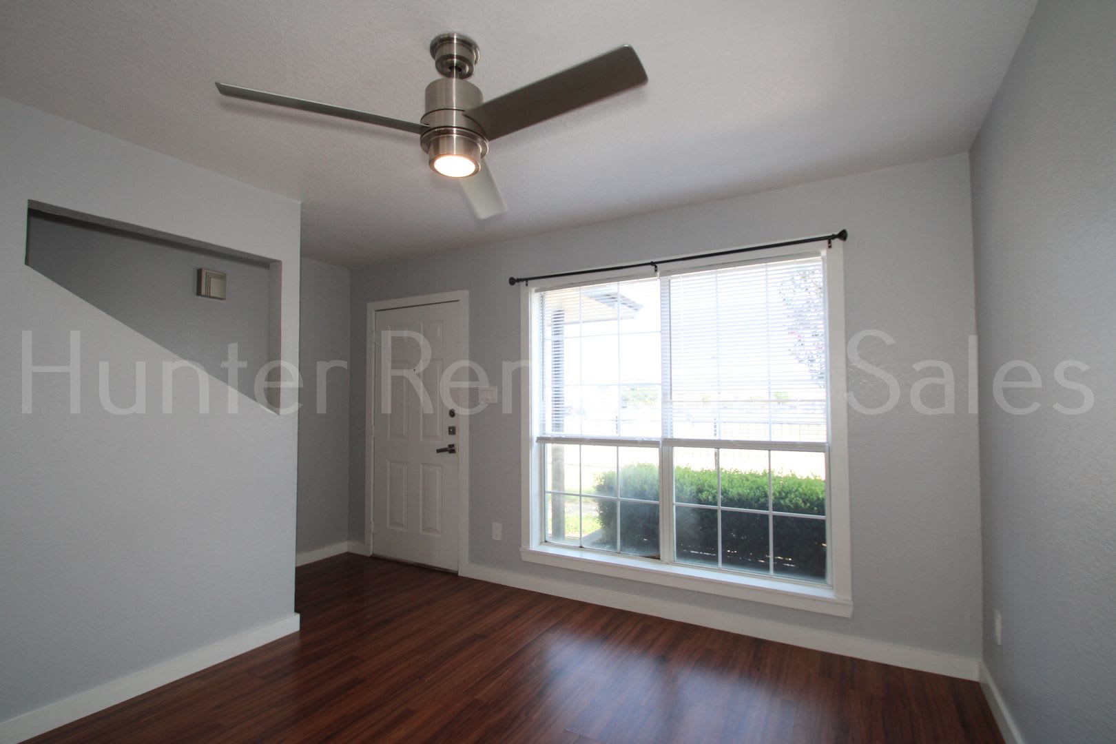 Beautiful 2 Bedroom, 1.5 Bath Townhouse – photo 3
