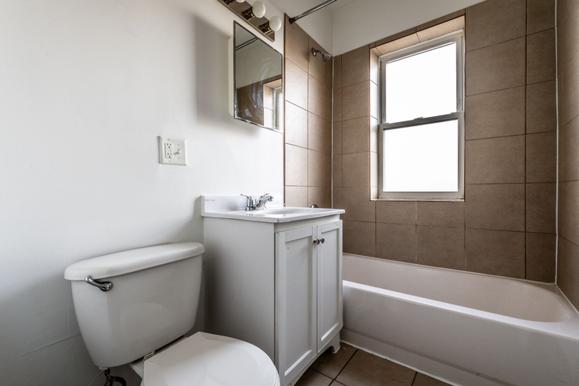 1123 N Lawler Ave – photo 2