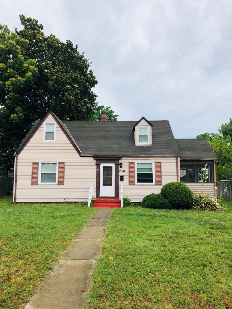Adorable 3 bdrm/1 bath Home Located in Desirable West End! – photo 1
