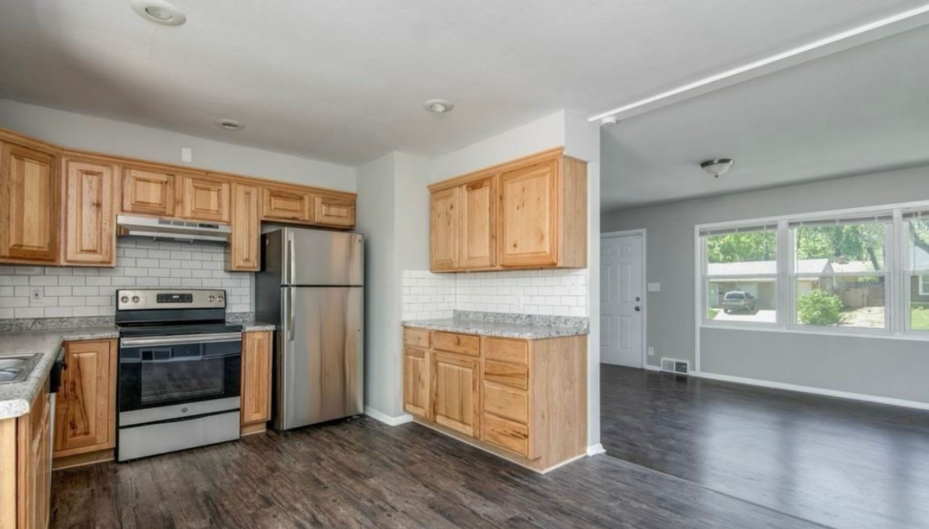 Charming 3 Bed 1 Bath Home With 1 Car Garage In South Kansas City – photo 5