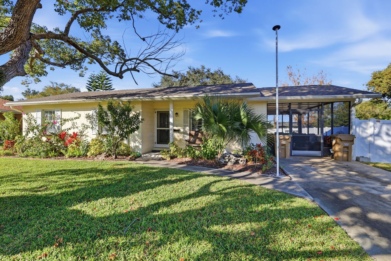 Charming 3 Bedroom Home in Mount Dora – Available Now! – photo 1