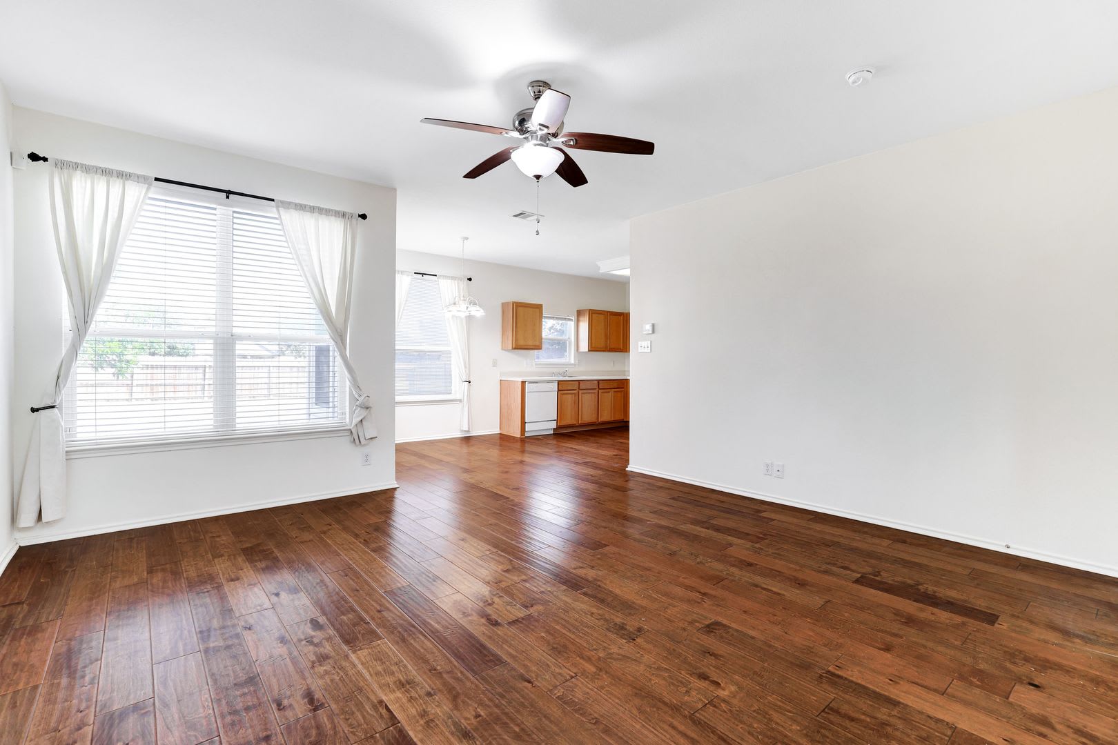 ***MOVE-IN SPECIAL: ONE WEEK FREE***Exquisite Stone-Front Home with Modern Comforts and Prime Location – photo 4