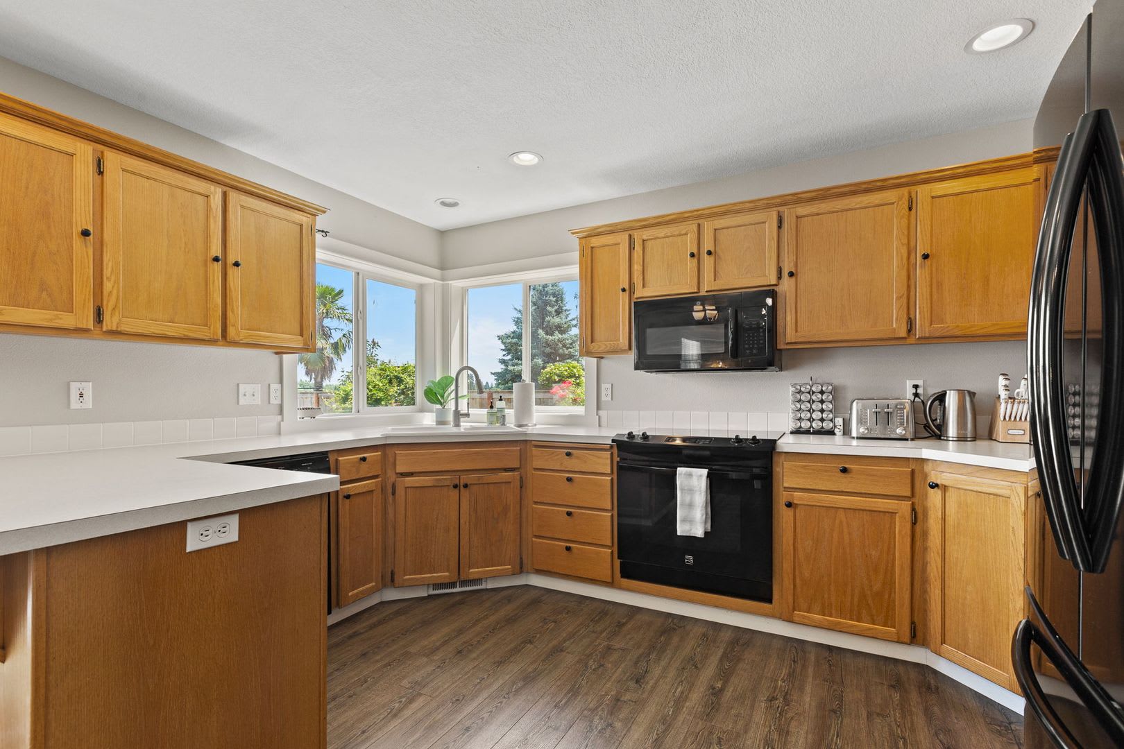 3BD 2.5BA Single Family Home w/2-Car Garage + AC + Yard + W/D – photo 5