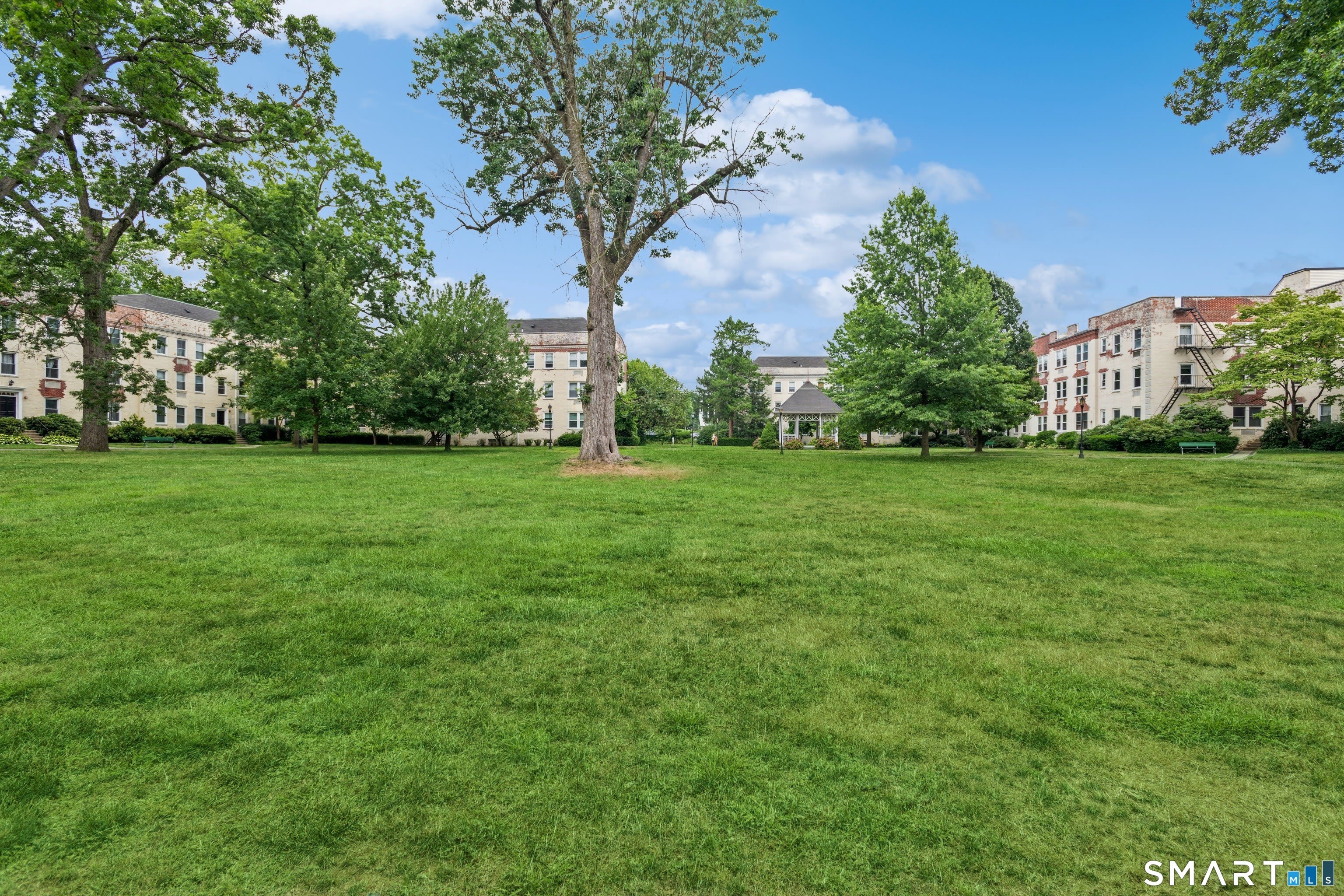 140 Woodside Green – photo 2