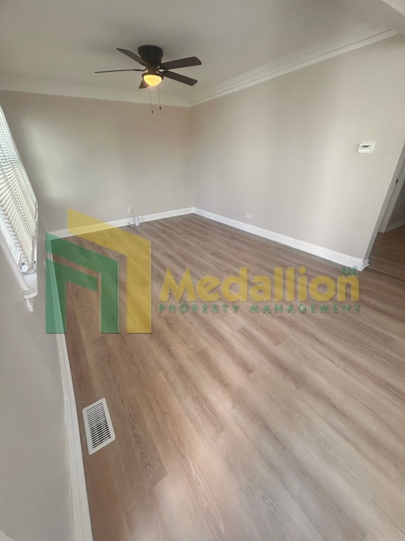 Spacious 1-Bedroom Single-Family Home with Large Fenced Yard – photo 2