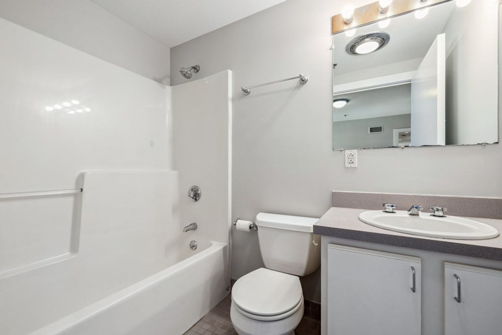 Charming 2 Bedroom-No Broker Fee – photo 2