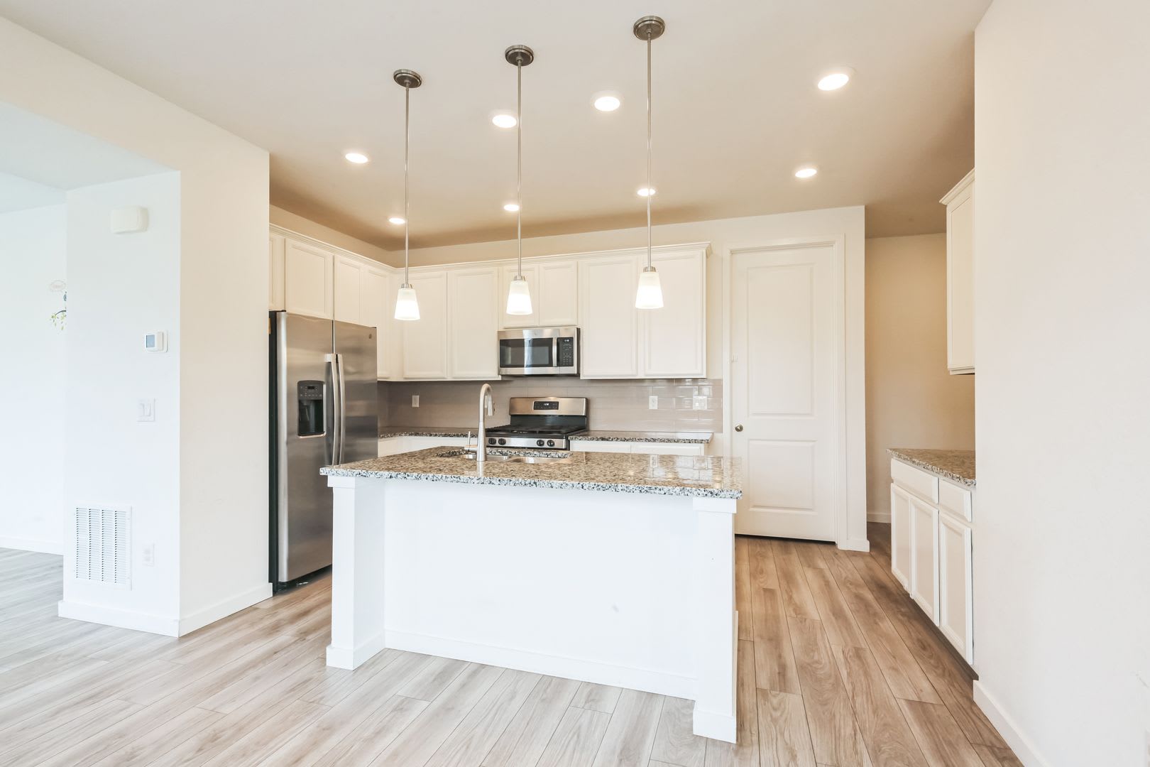 Spacious 4BR 3 Bath End-unit Townhouse with 2-Car Garage in Erie, Boulder County (BVSD) – photo 4