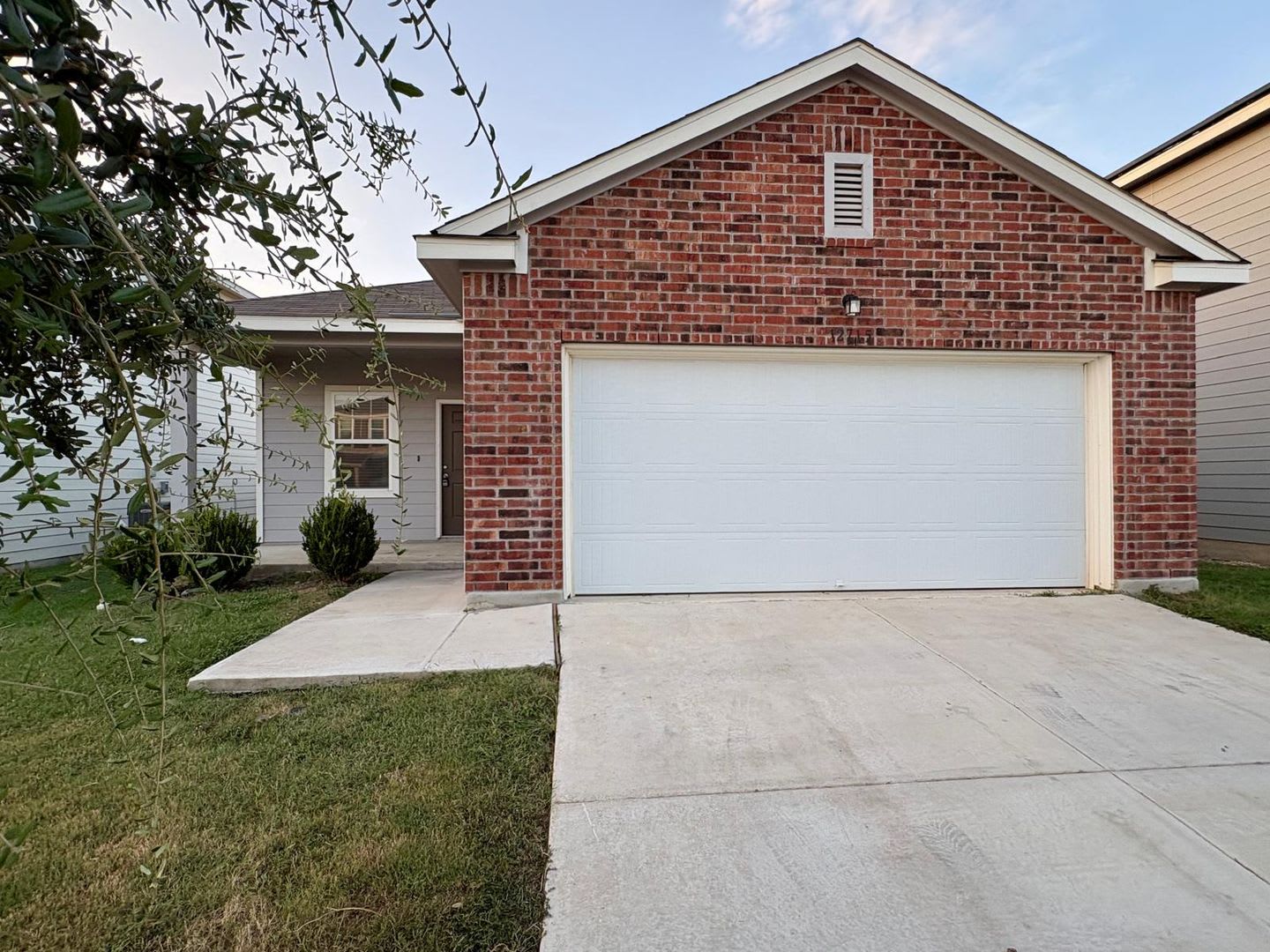 Modern 3-Bedroom Home with Washer & Dryer Included! – photo 1