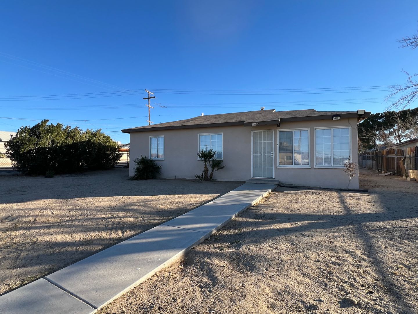 3 Bedroom 1 Bathroom House with Huge Fenced Yard Near Schools, Park & Community Pool – photo 1