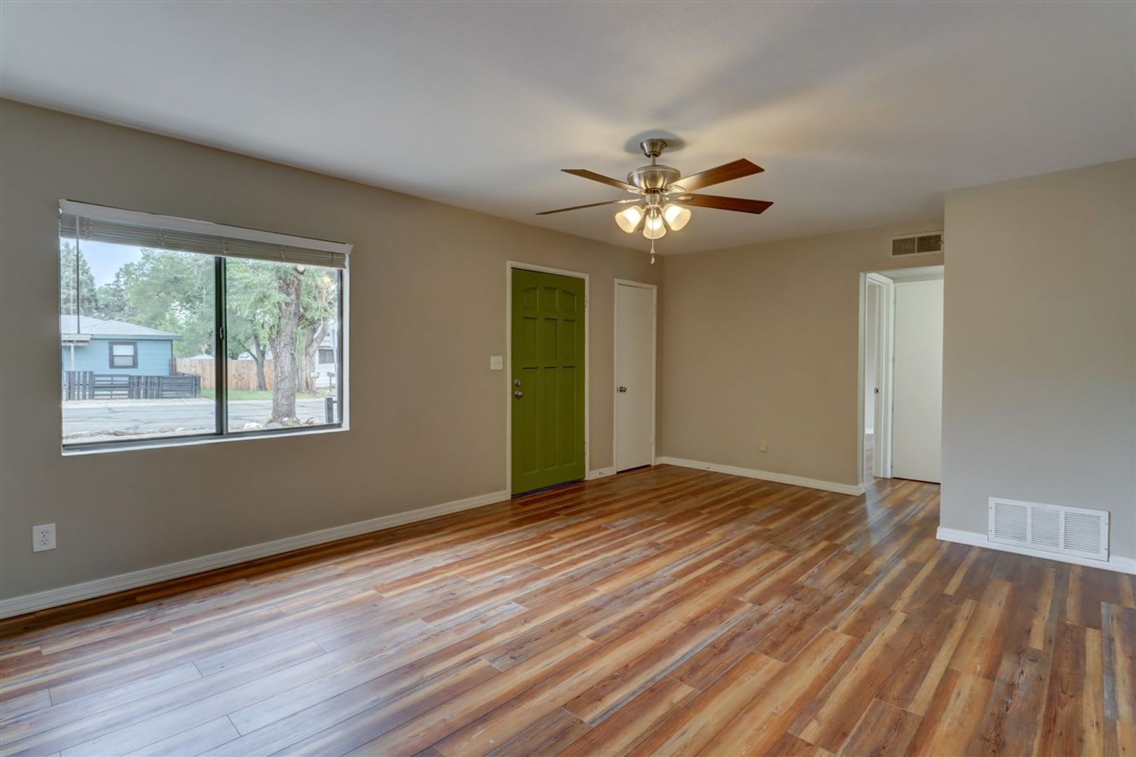 Price reduced. College students welcome in this 4 bedroom home! – photo 4
