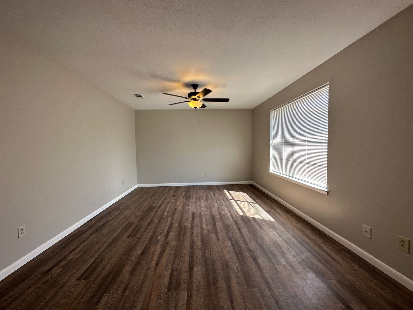 Duplex LEASING SPECIAL! – photo 2