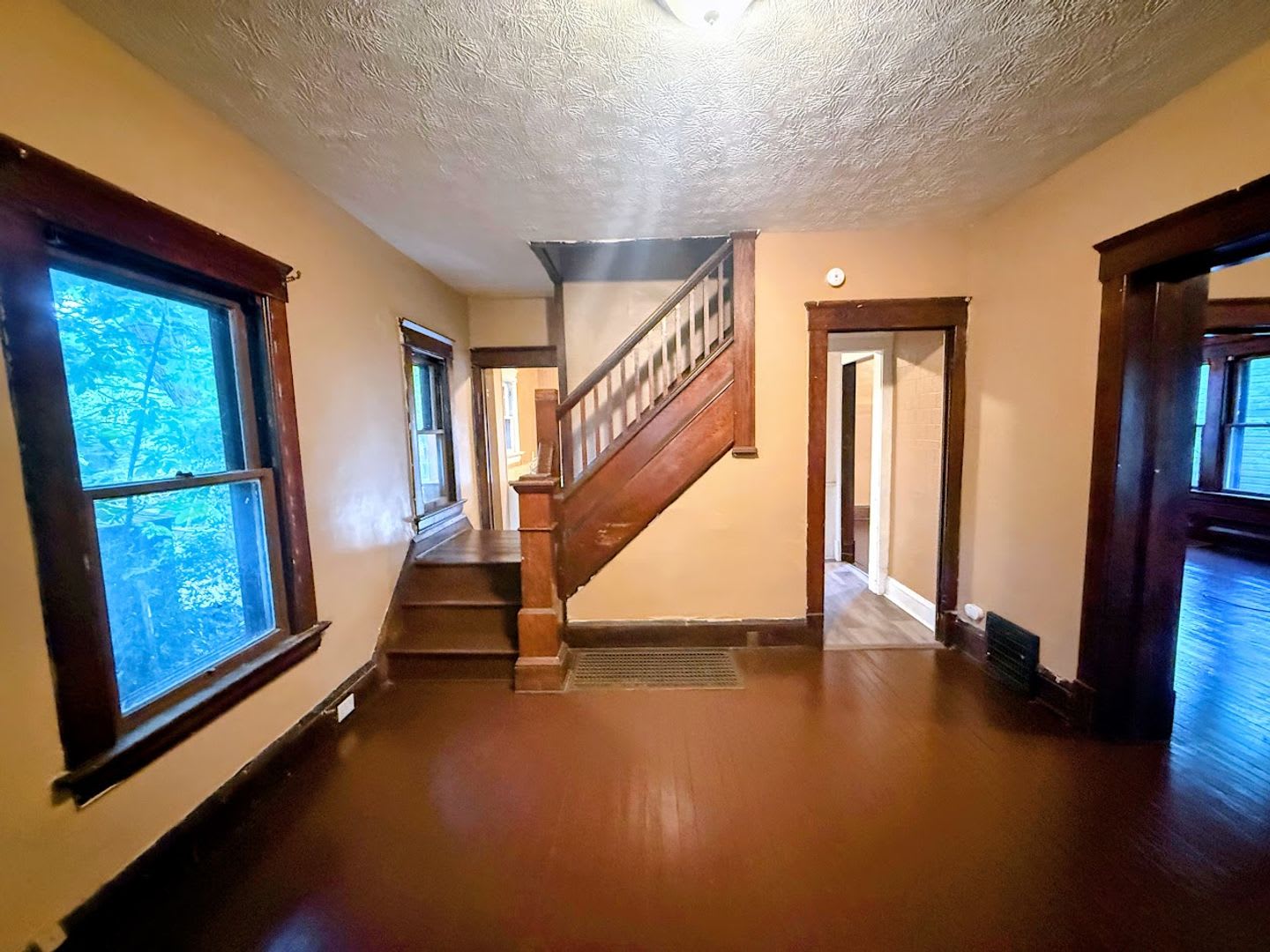 Three bedroom one bathroom single family home for rent – photo 2