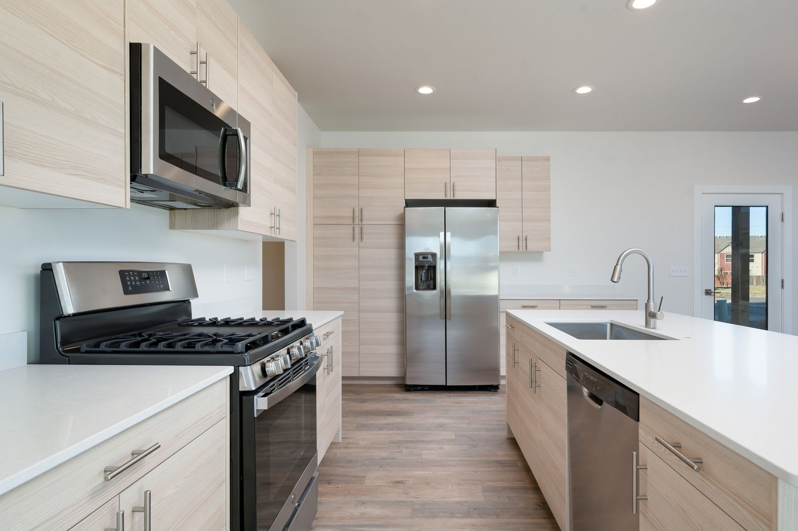 Gorgeous Townhome for Rent in the Lakes Neighborhood! Walking Distance to Parks and Lakes! – photo 4
