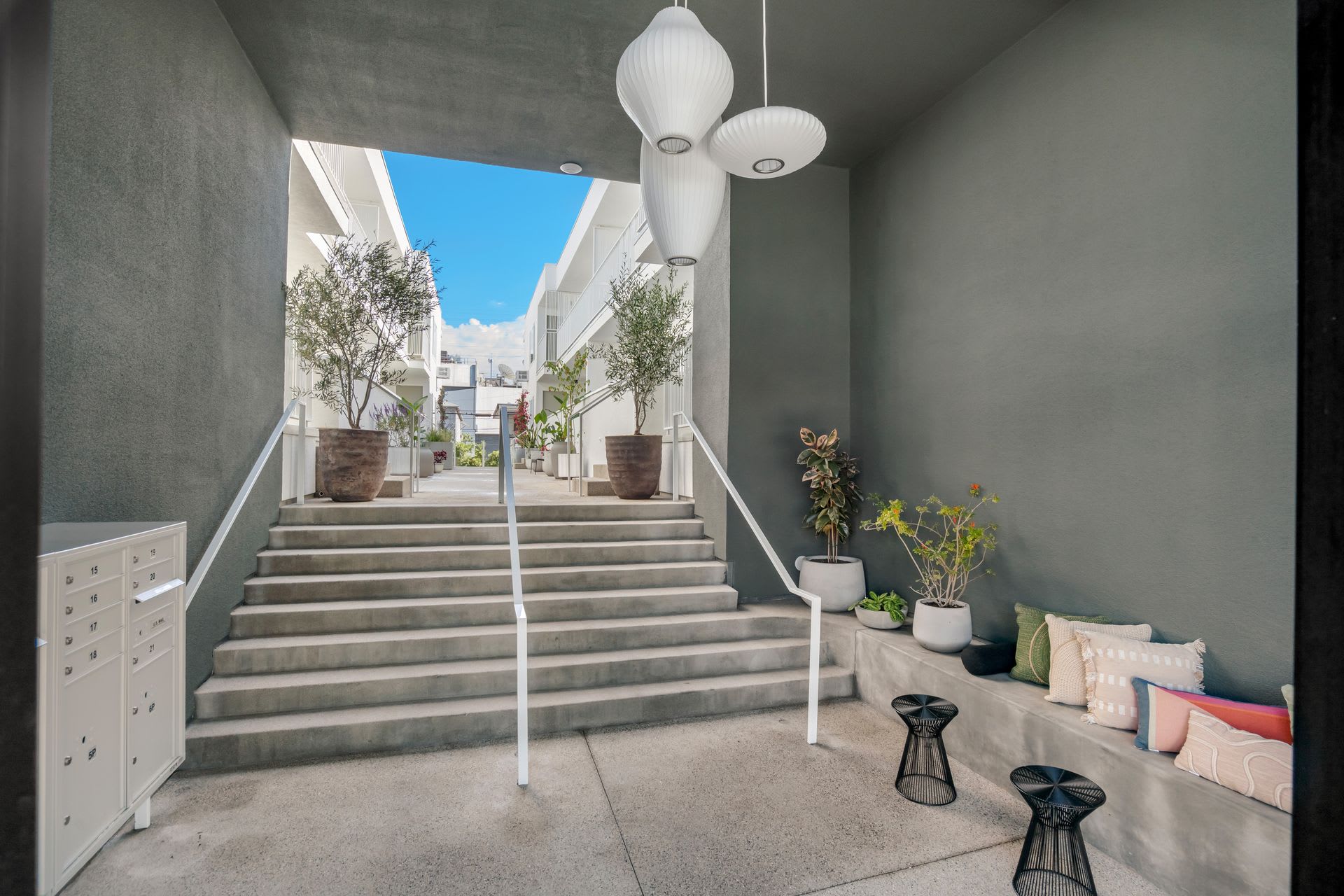 St Living At 1422 Tamarind Come Home To Elevated Comfort Limited Move In Special – photo 4