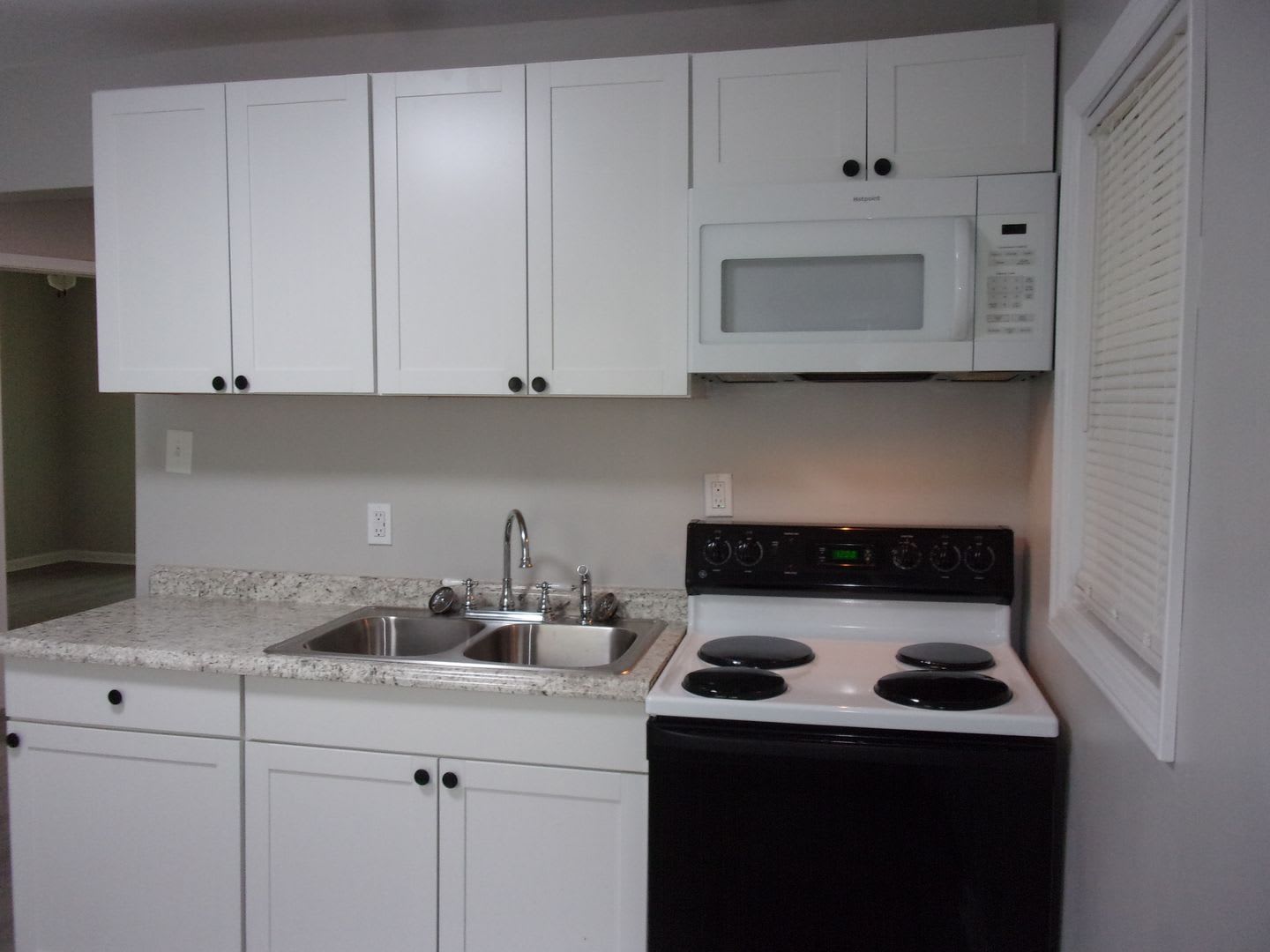 Beautifully Renovated 2 Bedroom 1 Bath Brick Home – photo 5