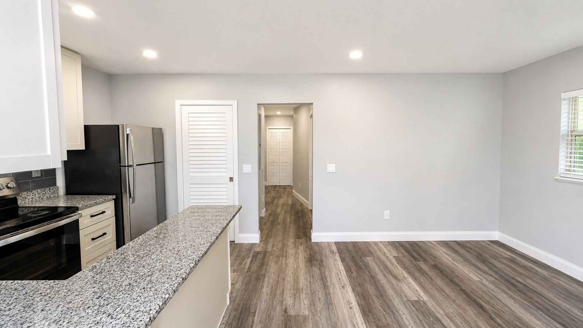 Annual UNfurnished Beautifully totally renovated duplex in Sarasota – photo 3