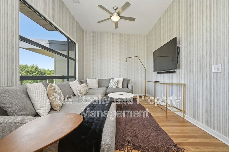 472 Martin Street SE – photo 2