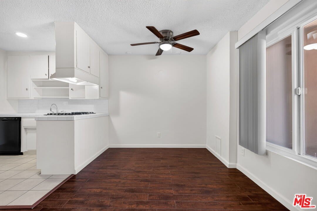 15540 Moorpark St – photo 2