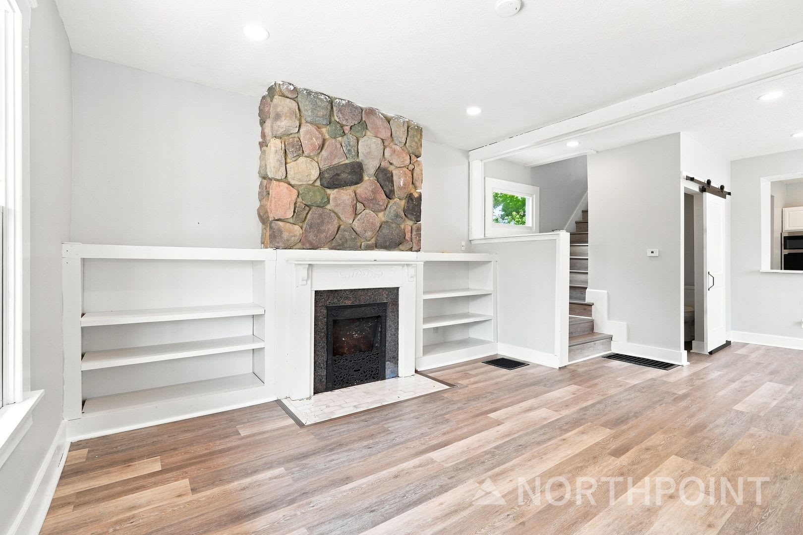 Beautifully renovated three bedroom home – photo 4