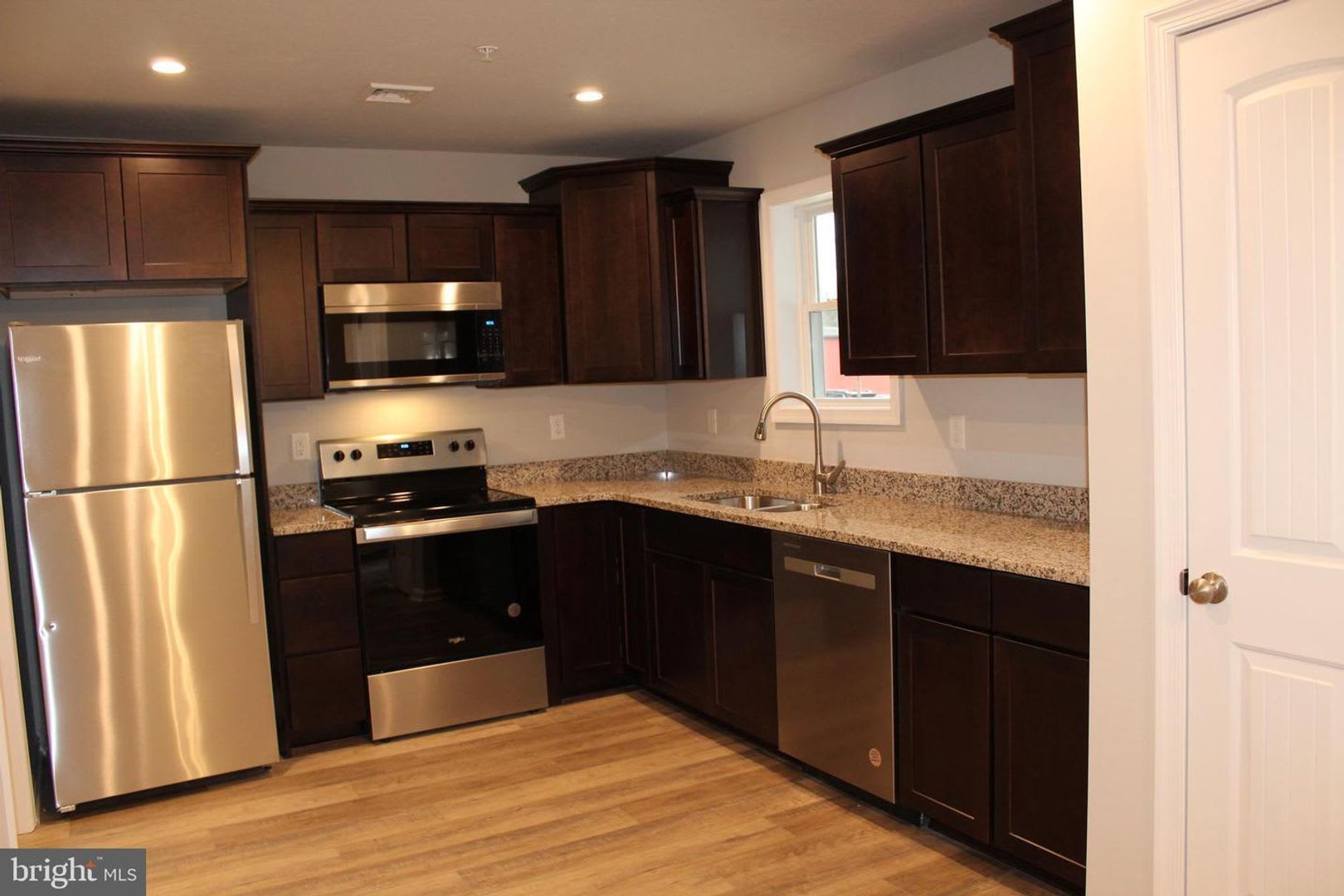 Stunning 3-bedroom townhouse in prime location! – photo 2