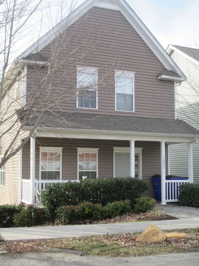 3 Bedroom 2.5 Bath House with 2 Car Garage – photo 1