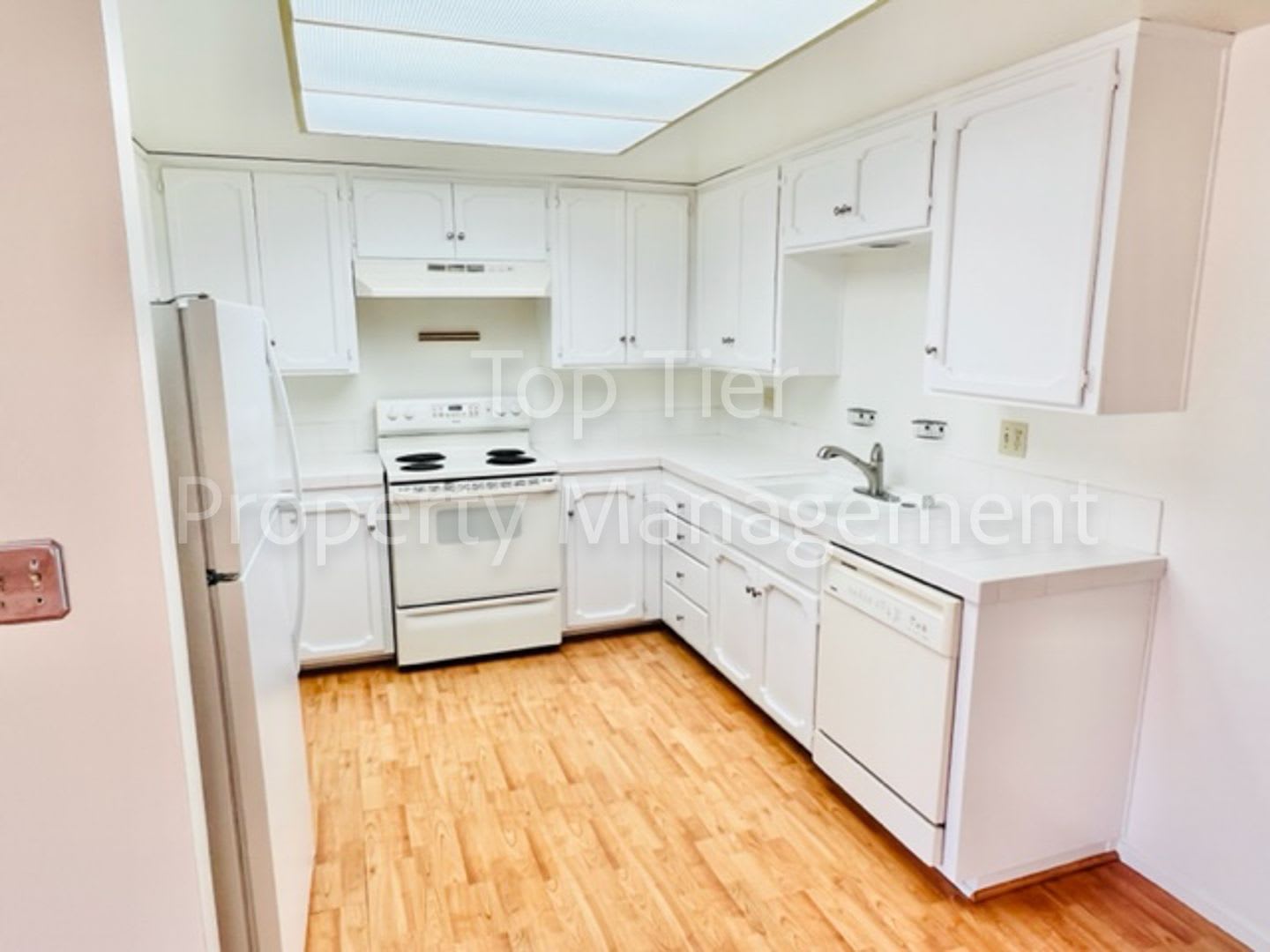Nice 2Bd 2Bth 1180Sf End Unit Condo In University Heights Available Now – photo 2