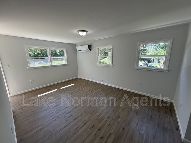 2320 Shade Tree St – photo 2